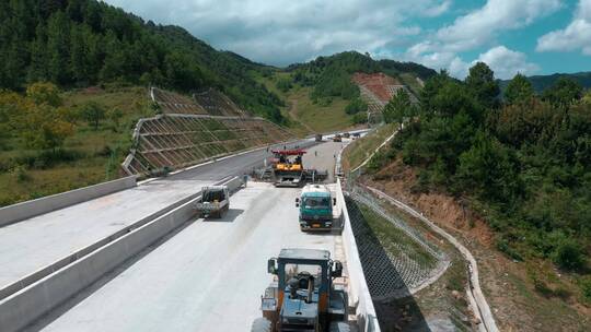 高速公路建设视频云南山区高速公路铺设路面