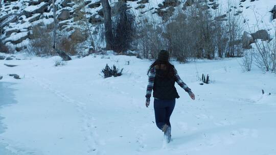 女孩在雪地里奔跑视频素材模板下载