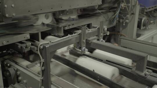 造纸厂正在工作的输送机