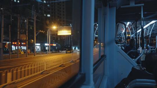 4k孤独下班坐公交车空镜头视频视频素材模板下载