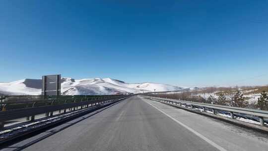 开车行驶在雪后公路 车窗外雪景