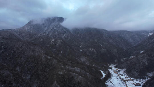 航拍湖北冬天神农架山峰雪景云海