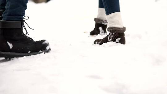 脚下的人在雪地里奔跑_跟踪拍摄