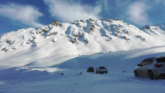 青藏高原达坂山蓝天白云雪景雪山汽车