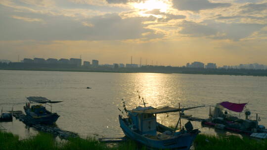 日落黄昏海边渔船