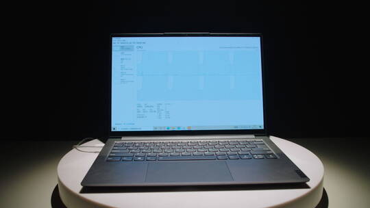 笔记本电脑 圆台摆拍特写 烟云效果视频素材模板下载