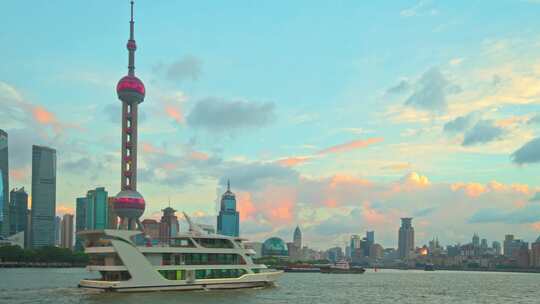 上海浦东新区陆家嘴黄浦江傍晚邮轮游轮游船