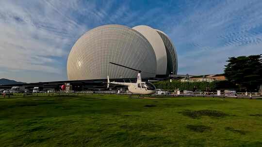 地标建筑前直升飞机