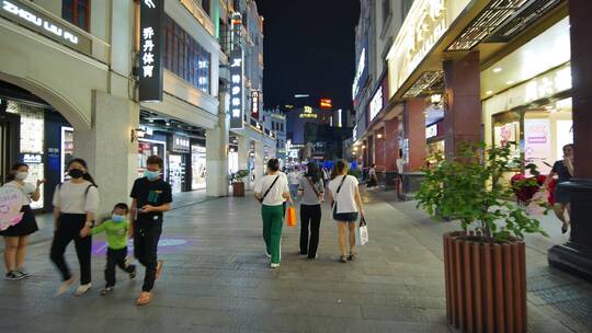 广西南宁兴宁路骑楼老街步行街夜景夜市街景