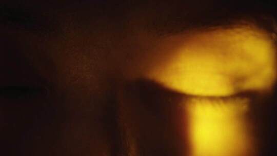 暗光下睁眼模糊光影素材