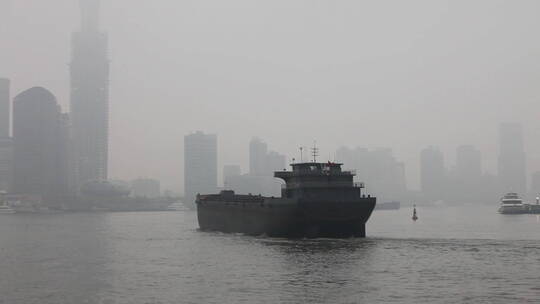 船只在有雾的海面上行驶视频素材模板下载
