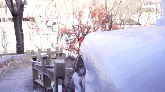 户外场景下覆盖雪的物体特写