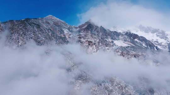 雪山云雾自然风光