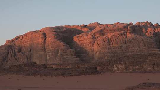 沙漠中的山脉全景。日落，日出。沙丘。干旱