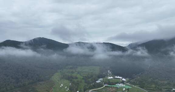 露营地青山云雾