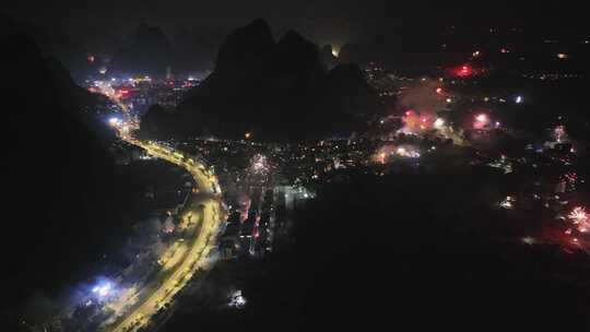 城镇农村夜景烟花盛放的绚丽景象