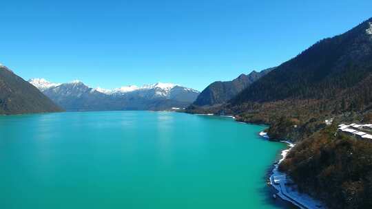 航拍西藏林芝巴松措景区雪山森林湖泊风光