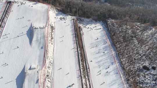 滑雪场高空俯瞰众多滑雪者滑雪