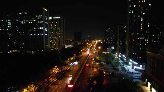 城市马路行驶的车辆车流夜景