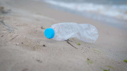 海滩上的塑料瓶垃圾视频素材模板下载