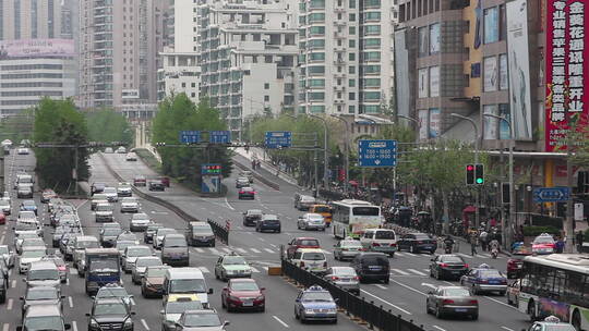 上海的街道拥挤的交通路况