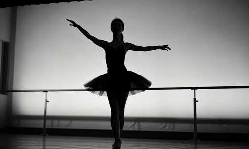 排练舞蹈的剪影小女孩小孩子练舞跳舞