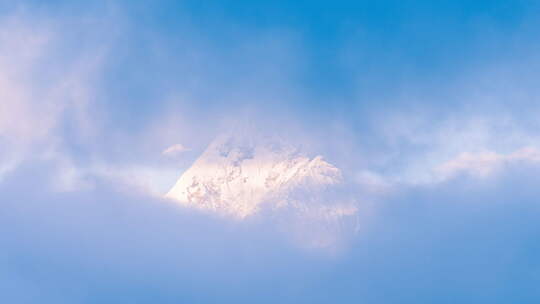 云雾中的云南梅里雪山神女峰
