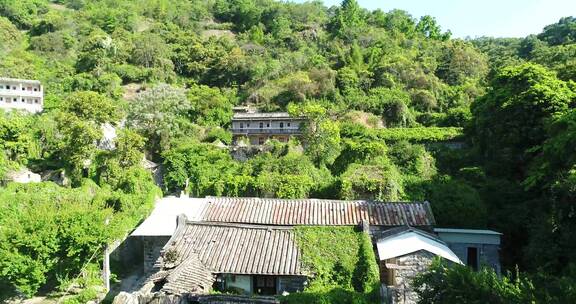 航拍山村山林小村庄石头堆起来的房子农村