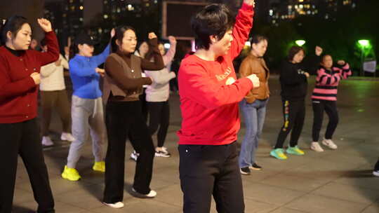 马栏山广场大姐阿姨在音乐声中跳广场舞