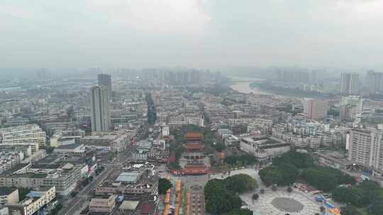 城市鸟瞰全景图，高楼大厦与古建筑相映