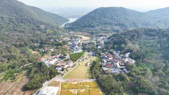 山林间的特色村庄鸟瞰全景