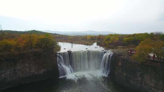 航拍黑龙江省牡丹江市镜泊湖吊水楼瀑布秋景