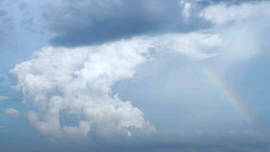 彩虹云朵延时天空蓝天白云风景天气雨后天空