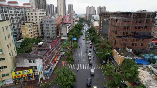 摩羯台风自然灾害雨天城市街道行车视角