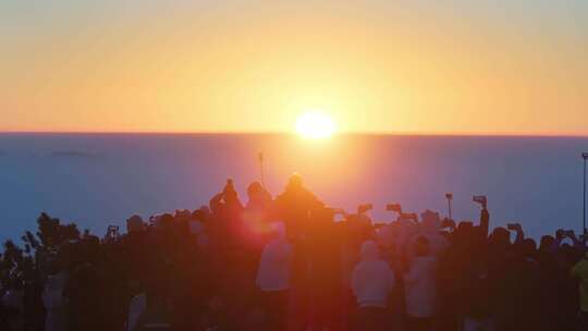 山顶人群观赏日出场景 太子尖日出