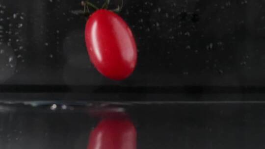 慢镜头拍摄小番茄落入水中唯美创意视频