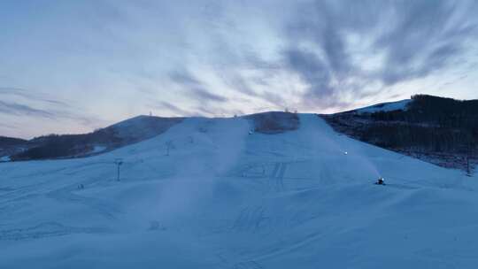 滑雪场人工造雪场景