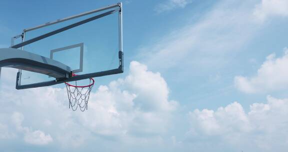 8k实拍蓝天白云下背景的篮球框