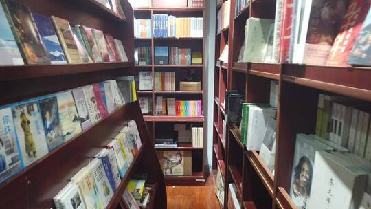 济南泉城书房，读者书店读书画面