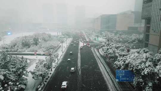 大雪中的城市道路