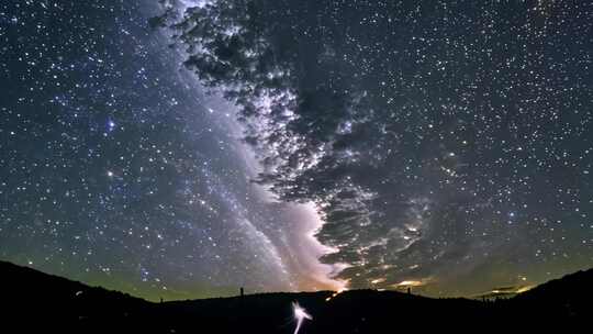 流星划过 星空璀璨 银河悬挂 夜色静谧