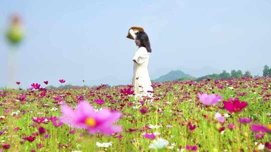 春季自然花海美女欣赏风景