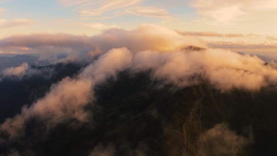 壮丽自然景观云雾缭绕穿越云层