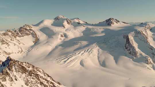 航拍山脉雪山