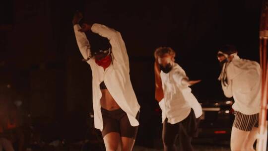 晚上公开表演的舞者视频素材模板下载