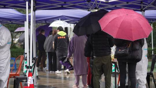 杭州加油滨江区全民冒雨新冠防疫核酸检测