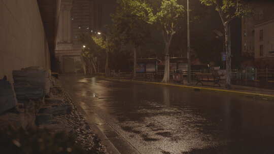 雨天夜晚