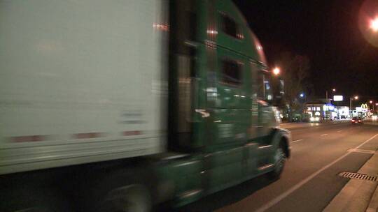 夜晚卡车在公路上行驶视频素材模板下载