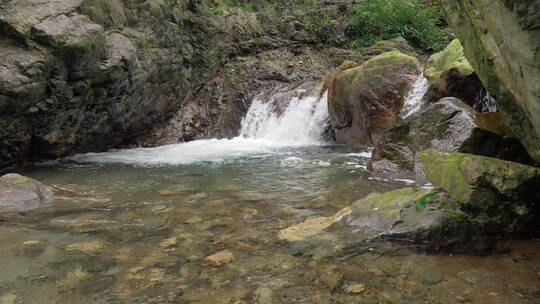 夏日山间溪流