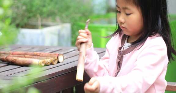 江南女孩在别墅院子剥春天新鲜野竹笋